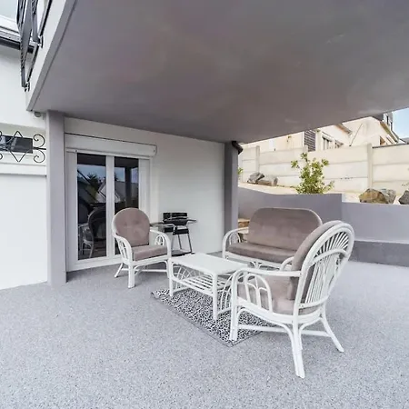 Holiday home Maison Avec Terrasse Proche Et Port De *